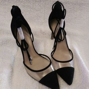 Womens Brand New Kenneth Cole Suede pumps